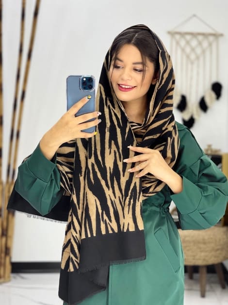 تصویر 4 از شال چاپی جناغی با بافت نرم و سبک مناسب استفاده روزمره
